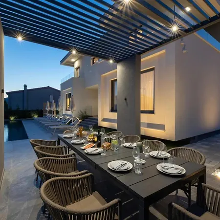 Luxury Doma With Heated Pool
