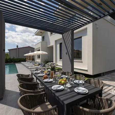 Вілла Luxury Doma With Heated Pool