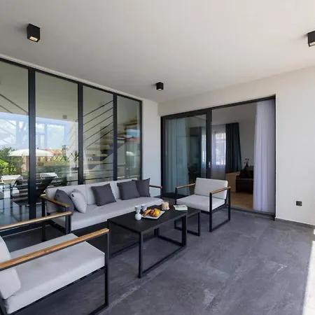 Вілла Luxury Doma With Heated Pool