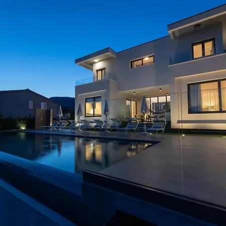 Luxury Doma With Heated Pool